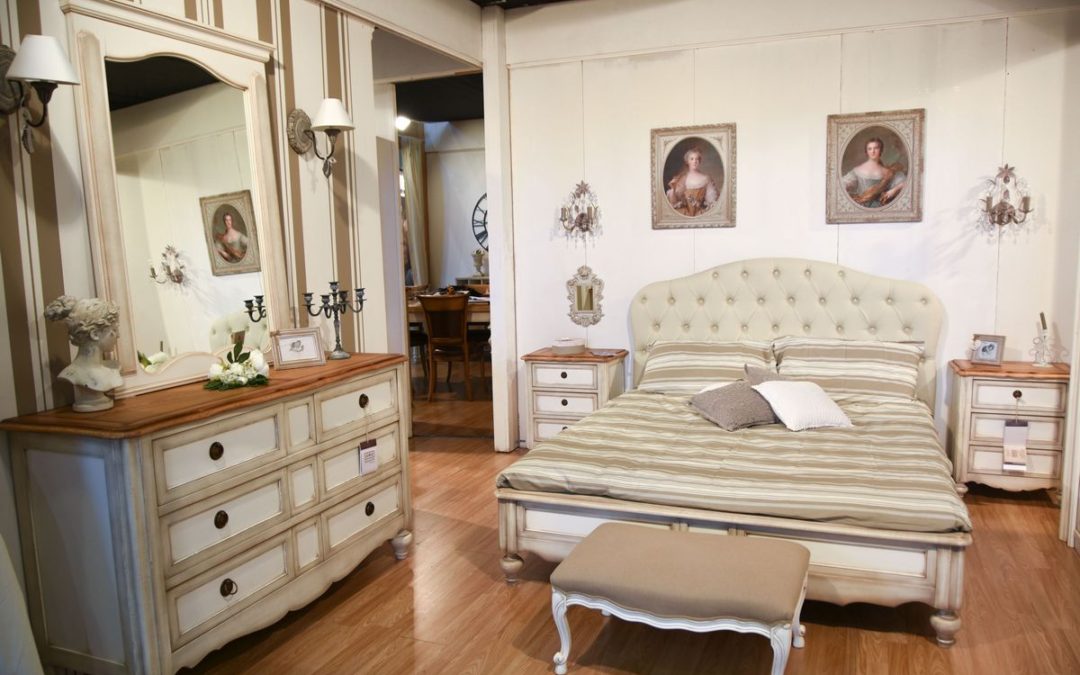 Letto con giroletto e testiera imbottita in ecopelle