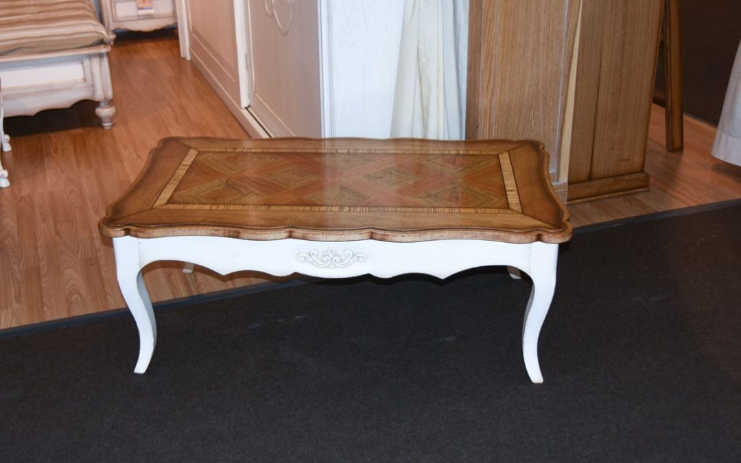 Tavolino sagomato e intagliato