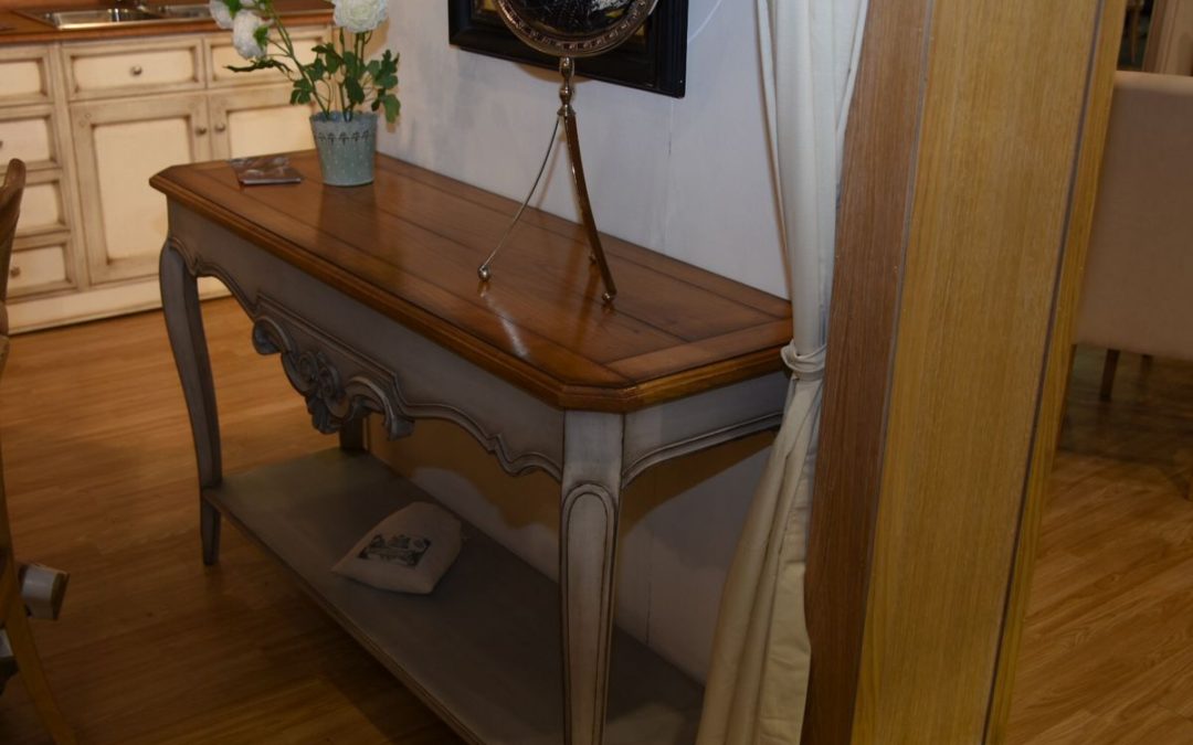 Consolle con cassetto intagliato