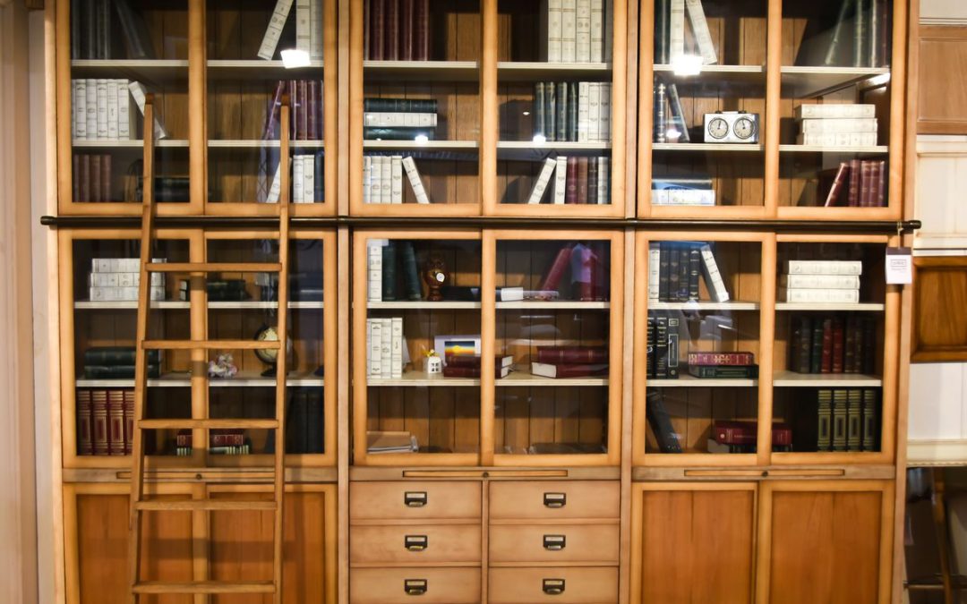Libreria ante scorrevoli e cassettiera
