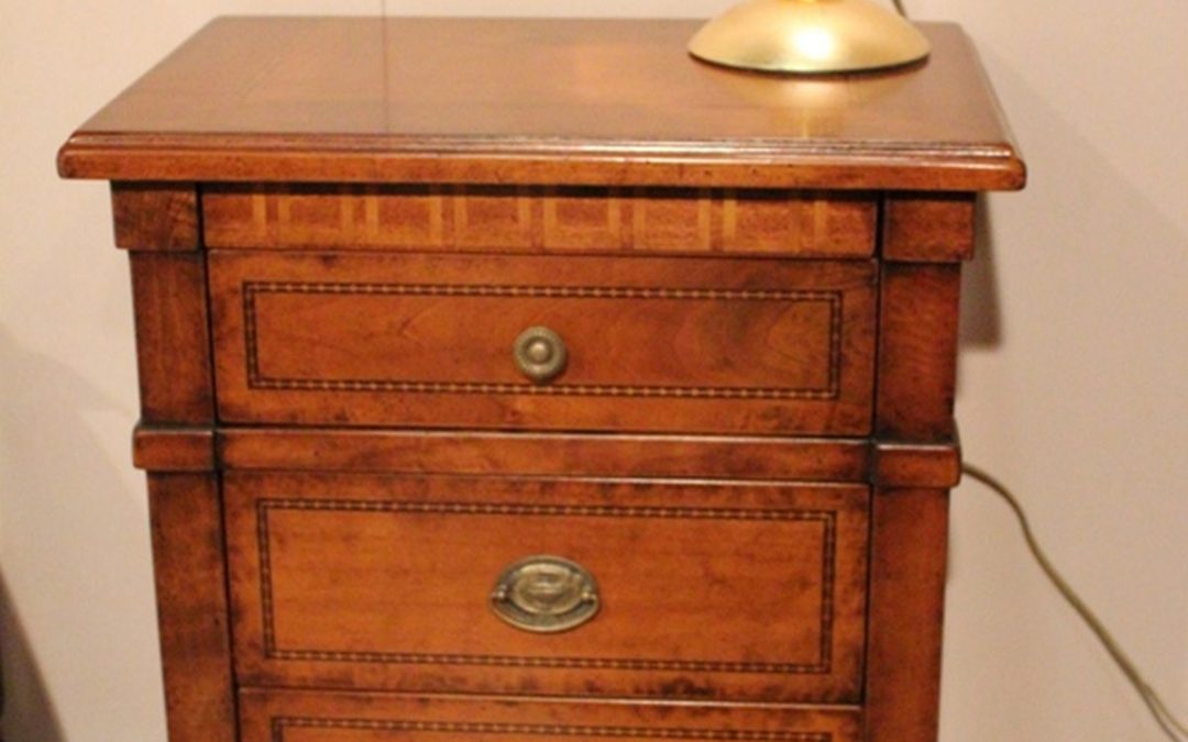 Comodino a 3 cassetti con segreto